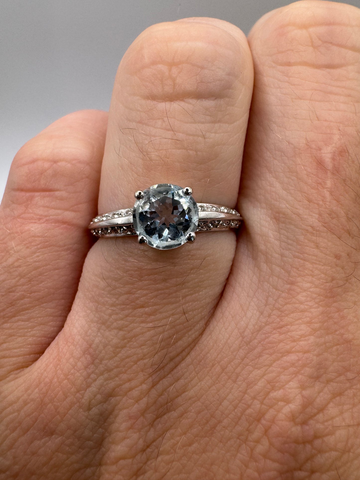 9ct white gold aquamarine and diamond ring