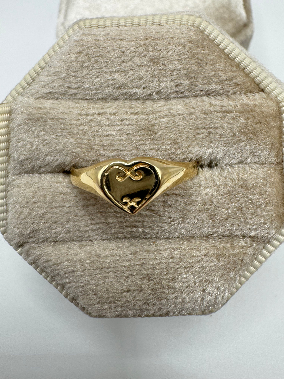 9ct gold heart signet ring