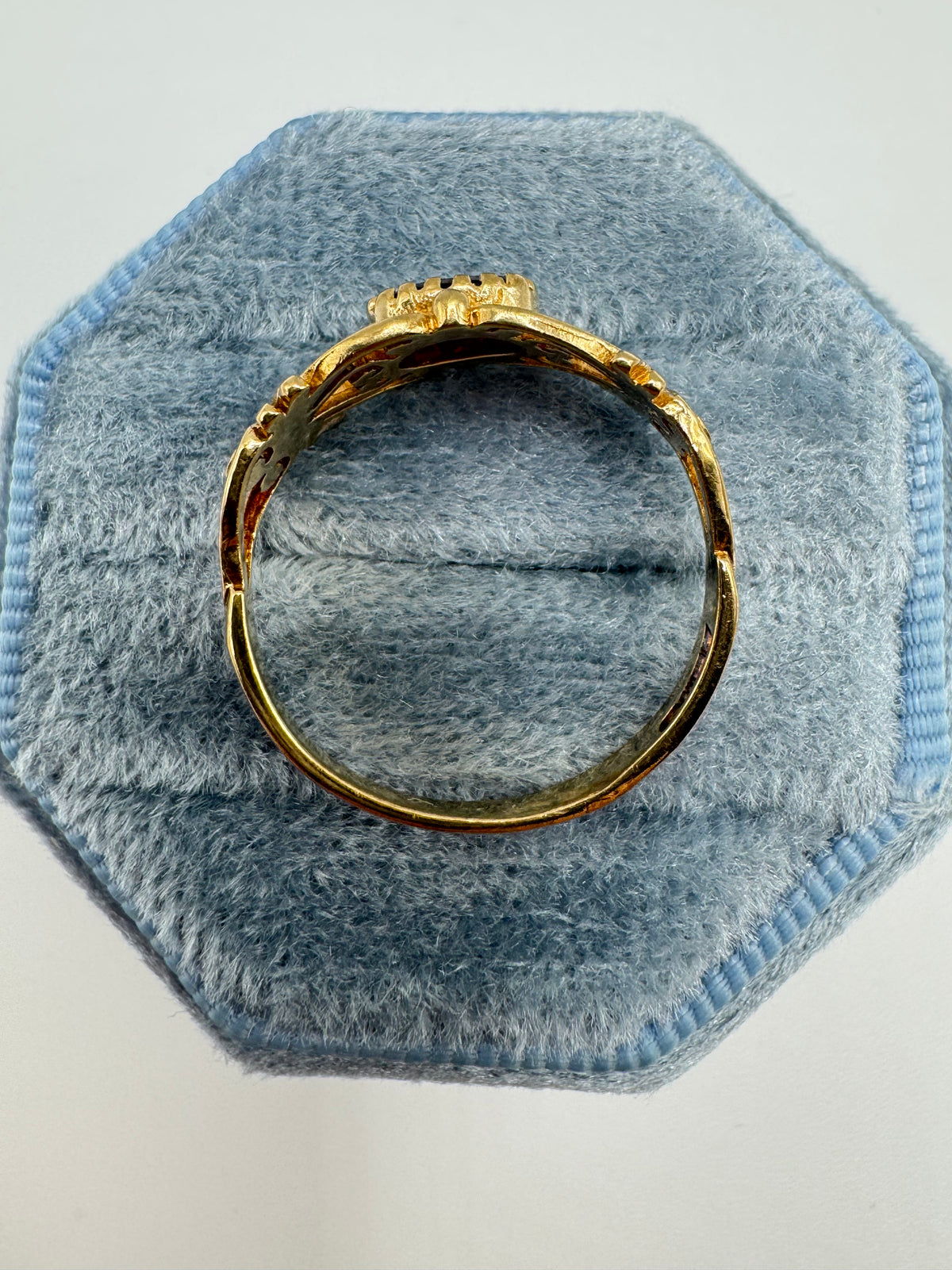 9ct gold garnet ring