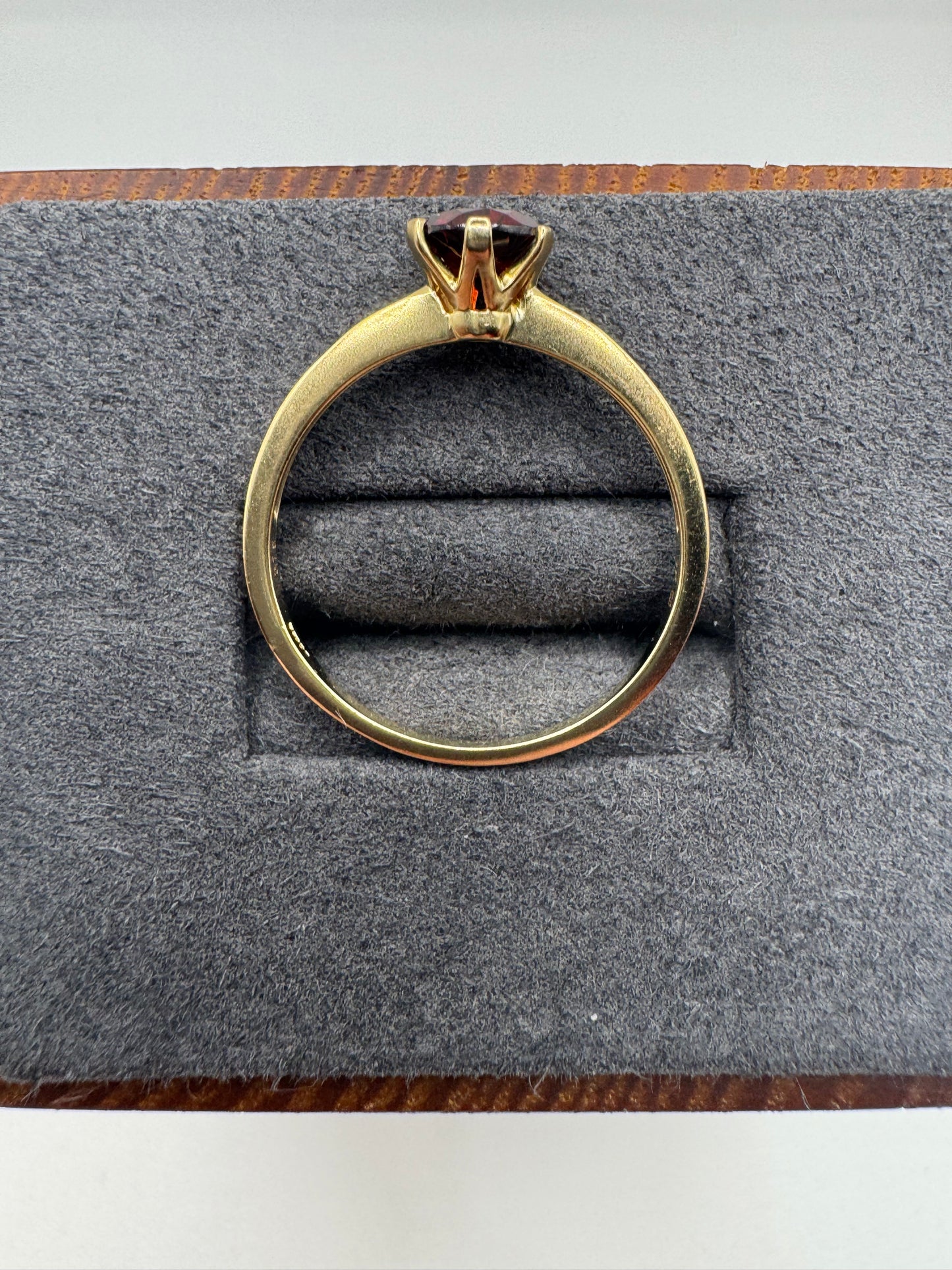 9ct gold garnet ring