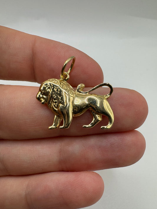 9ct gold Lion pendant
