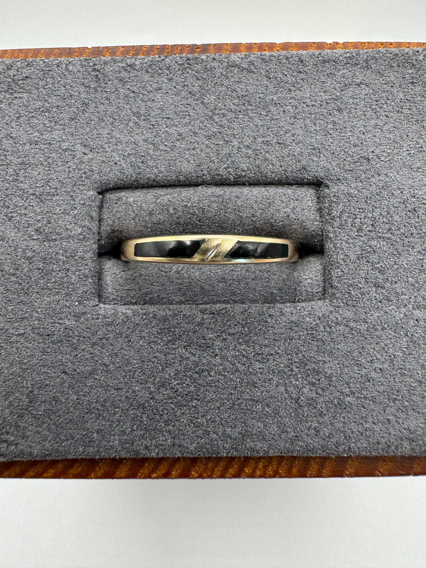 9ct gold enamelled band