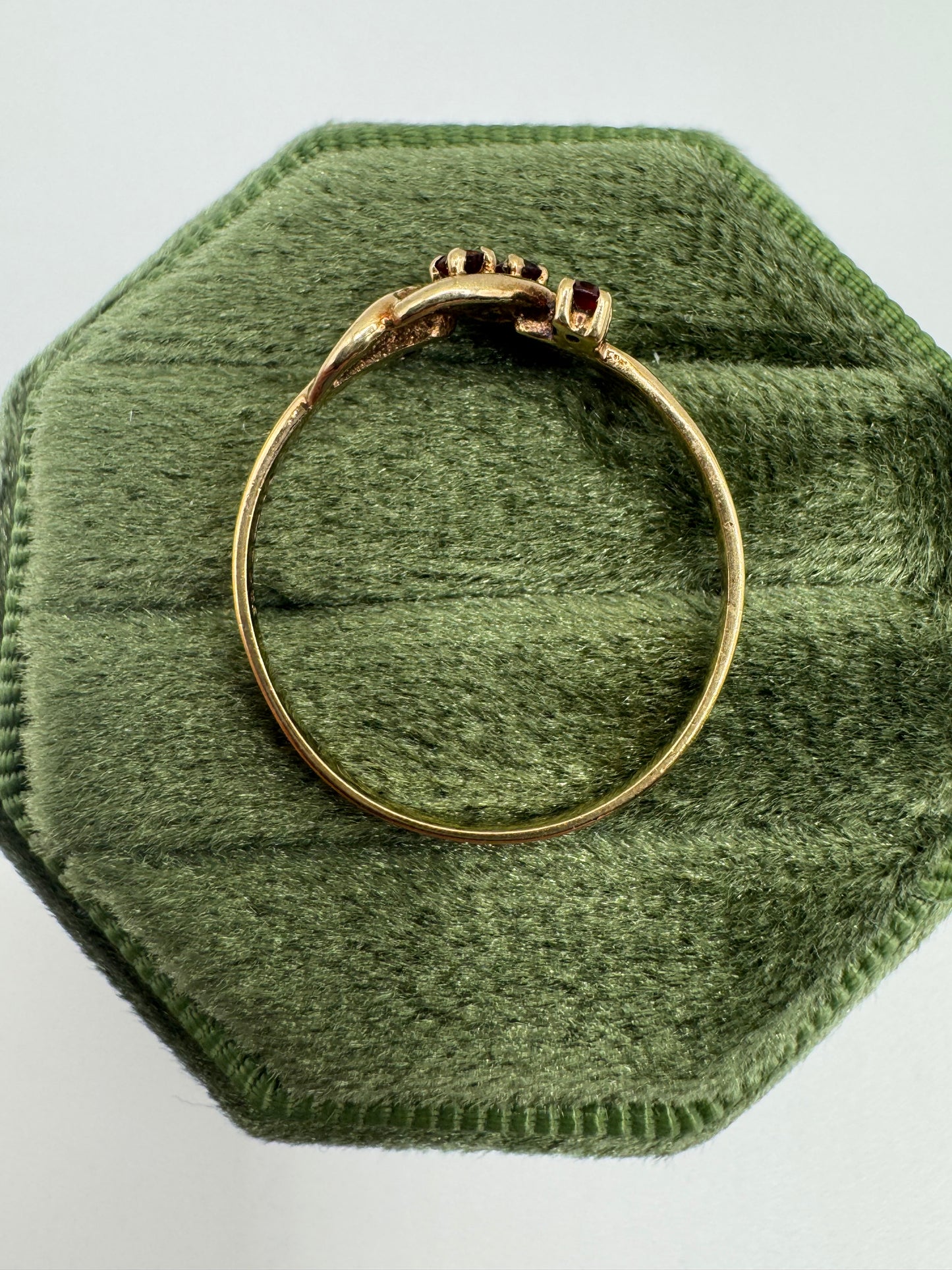 9ct gold garnet ring