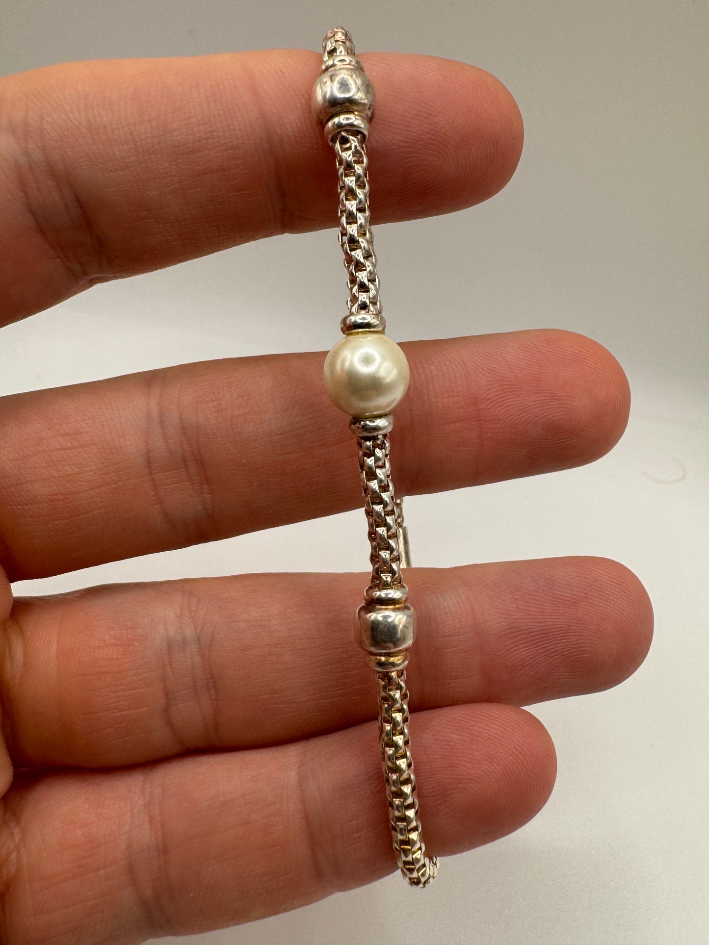 Silver expandable pearl bracelet