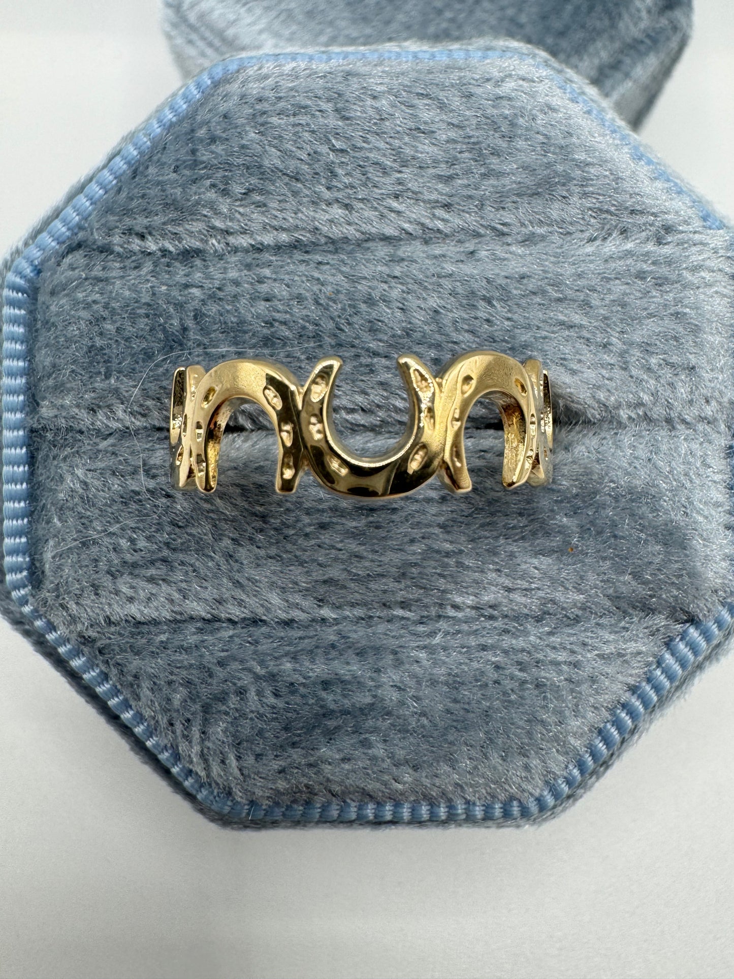 9ct gold horseshoe band