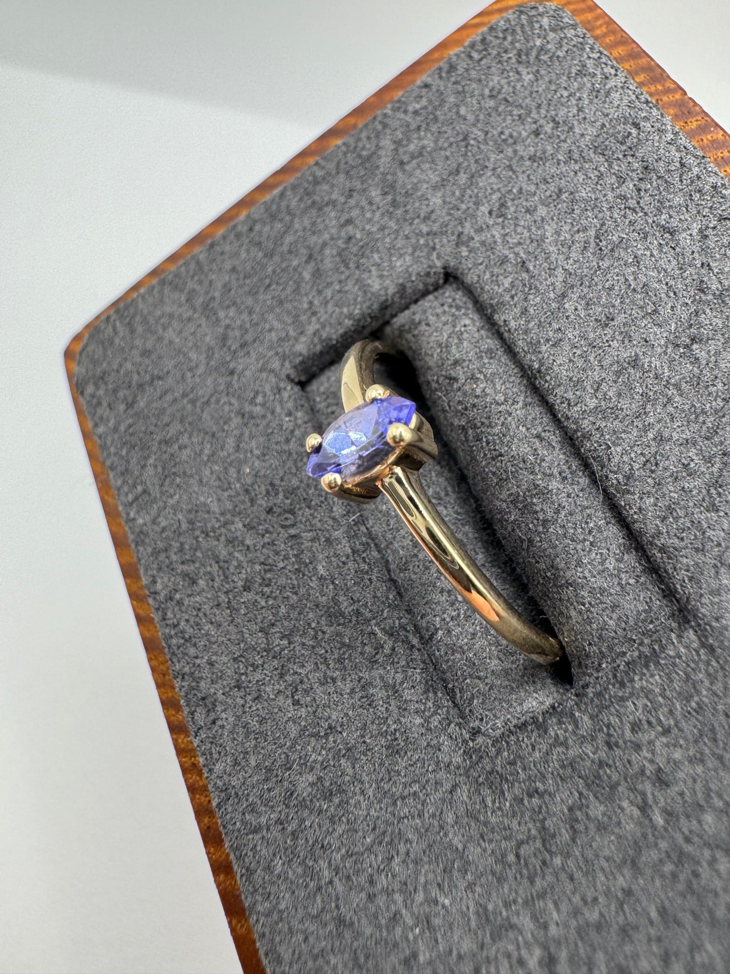 9ct gold tanzanite ring