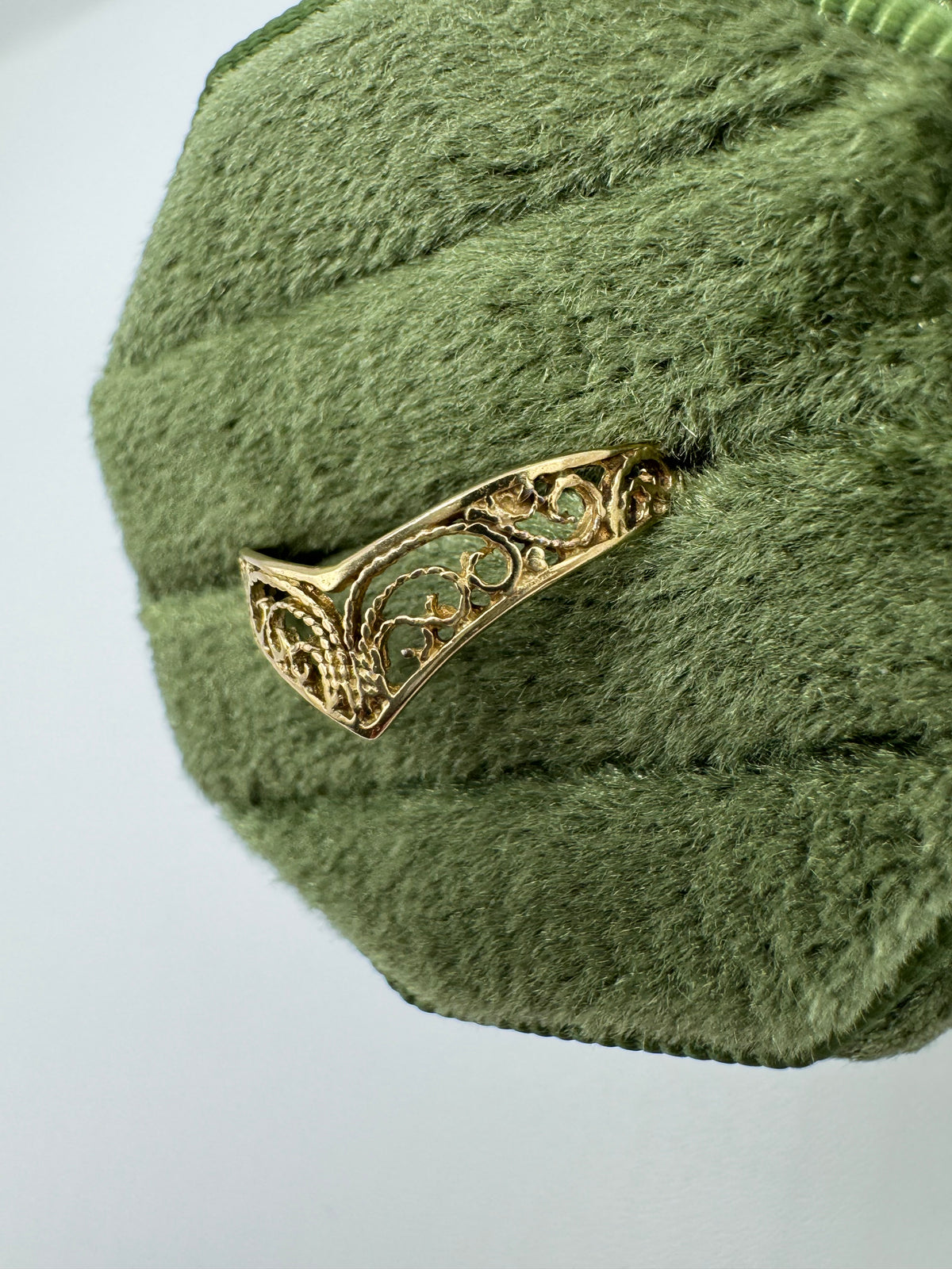 9ct gold patterned wishbone ring