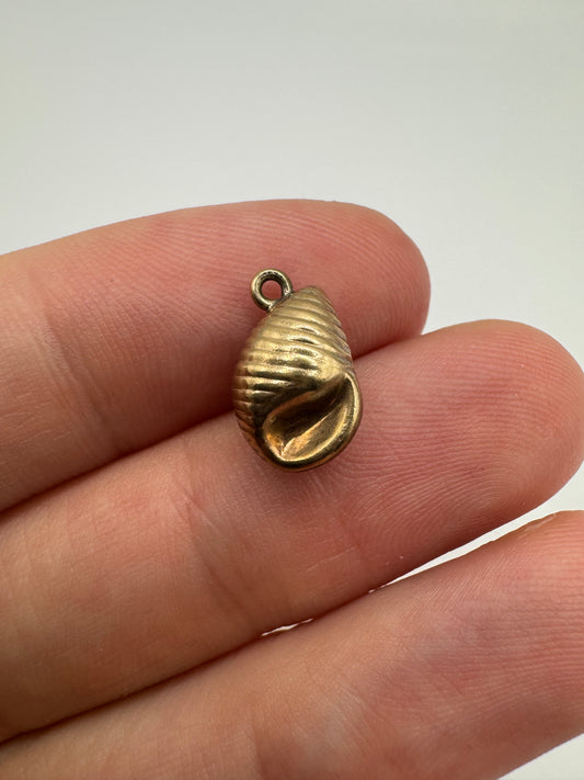 9ct gold sea shell charm