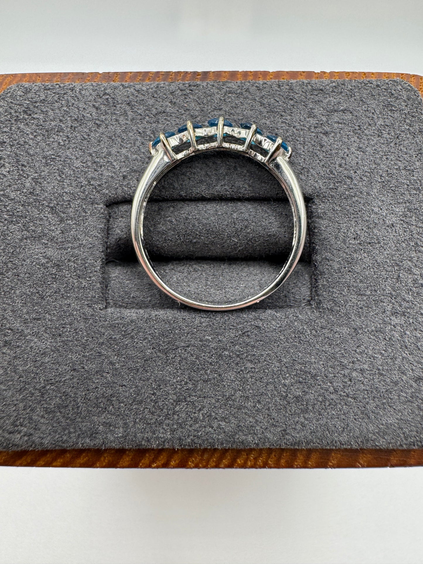 9ct white gold blue apatite ring