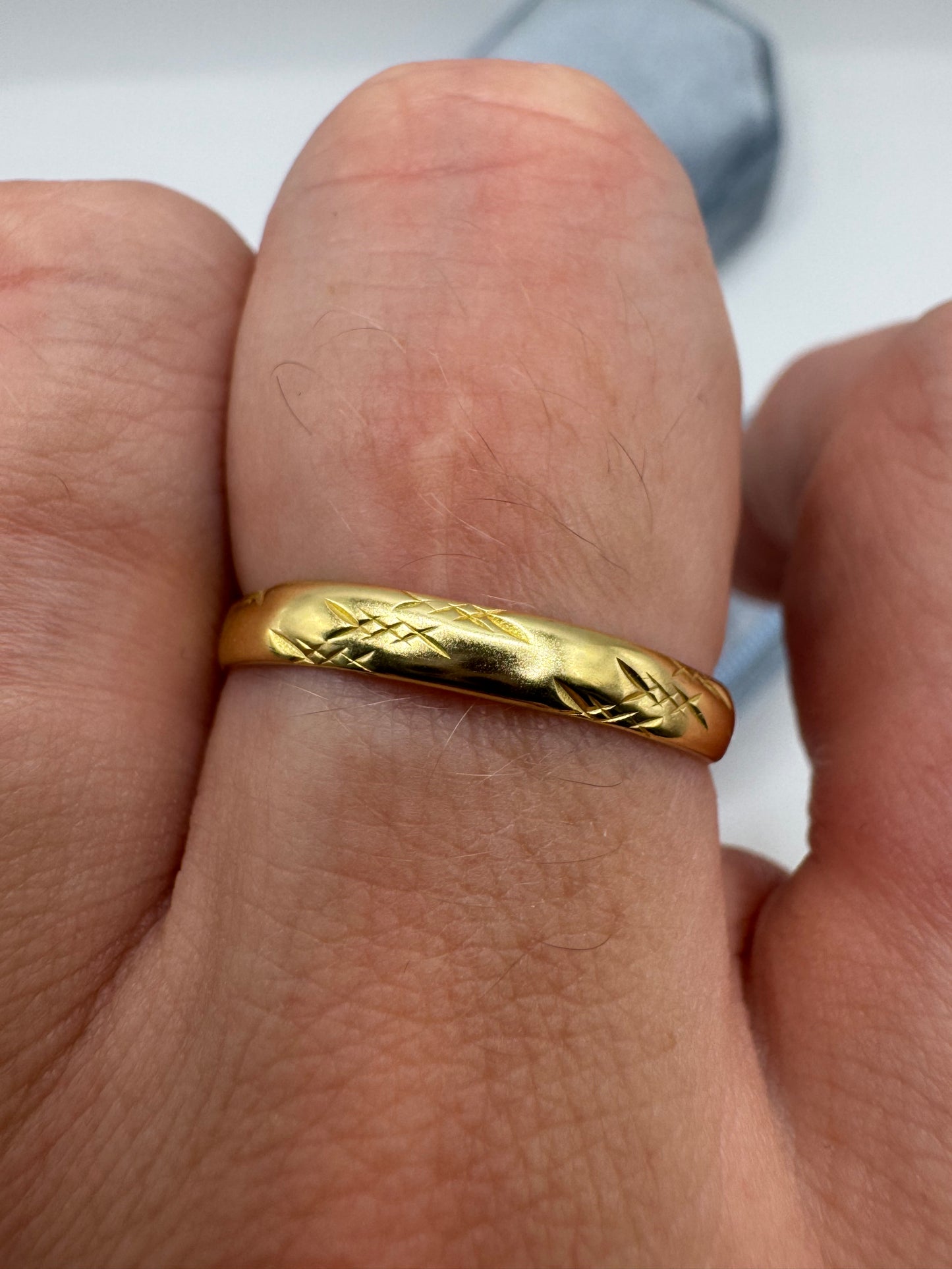 9ct gold patterned band