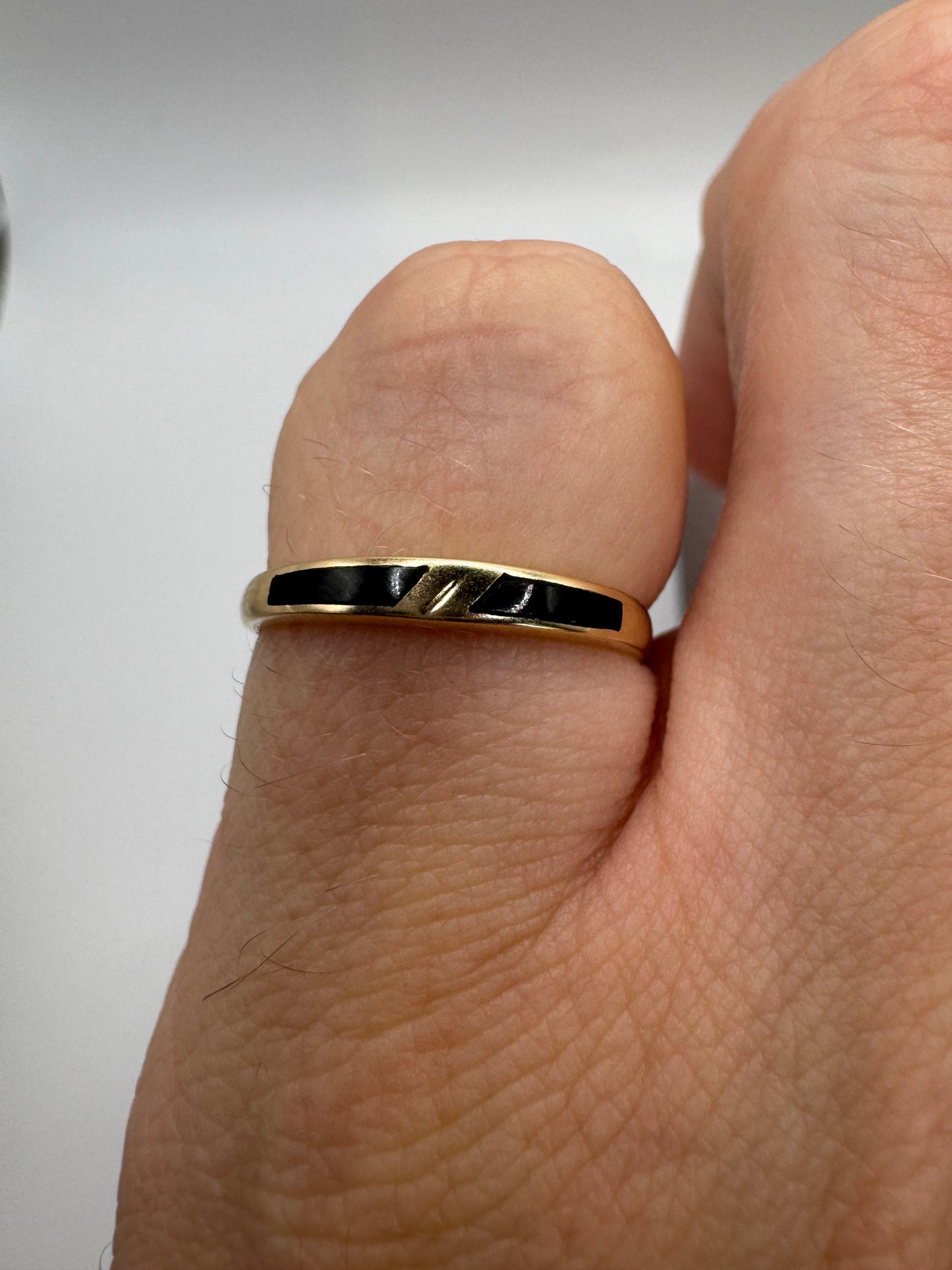 9ct gold enamelled band