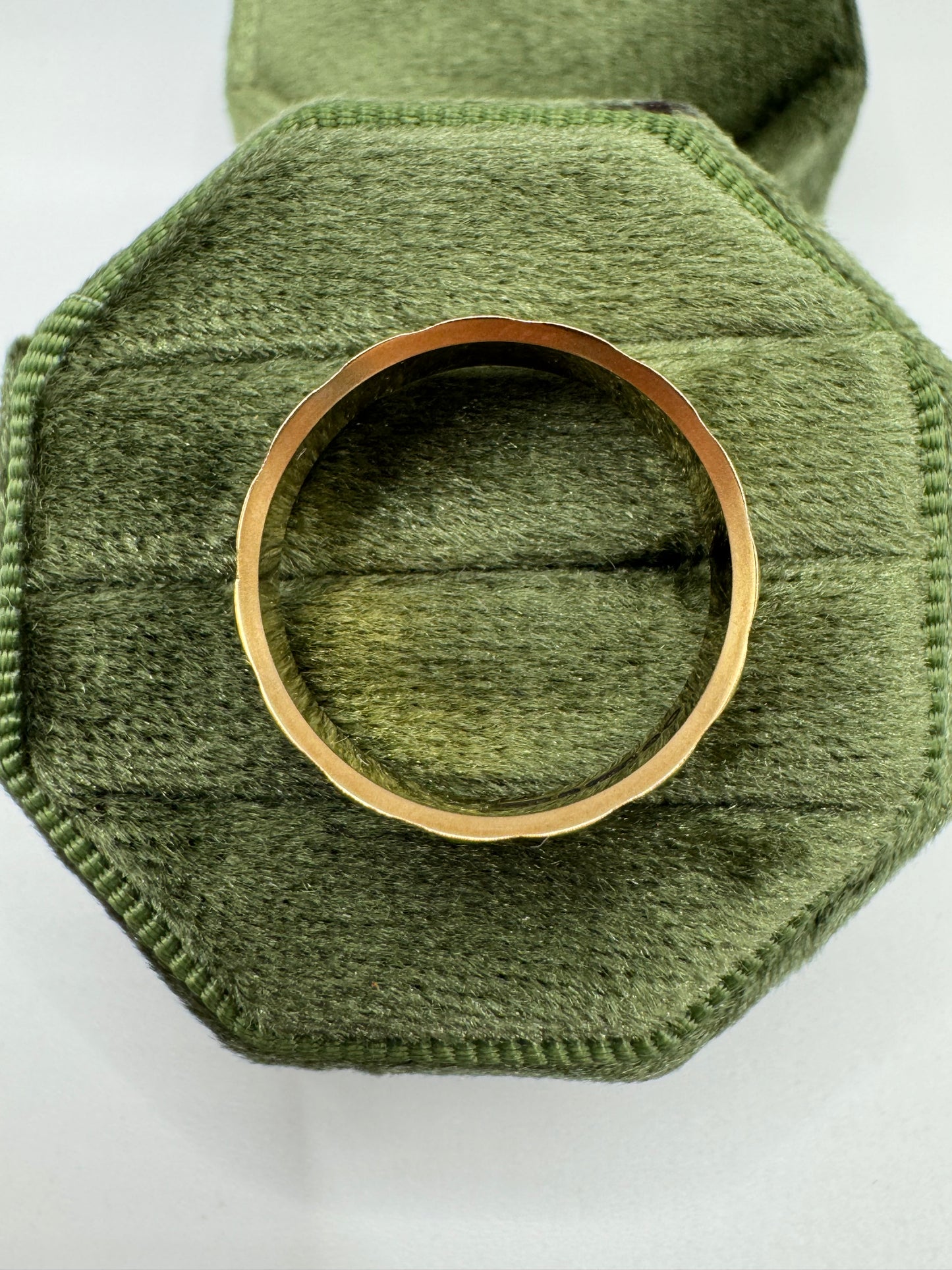 9ct gold patterned band