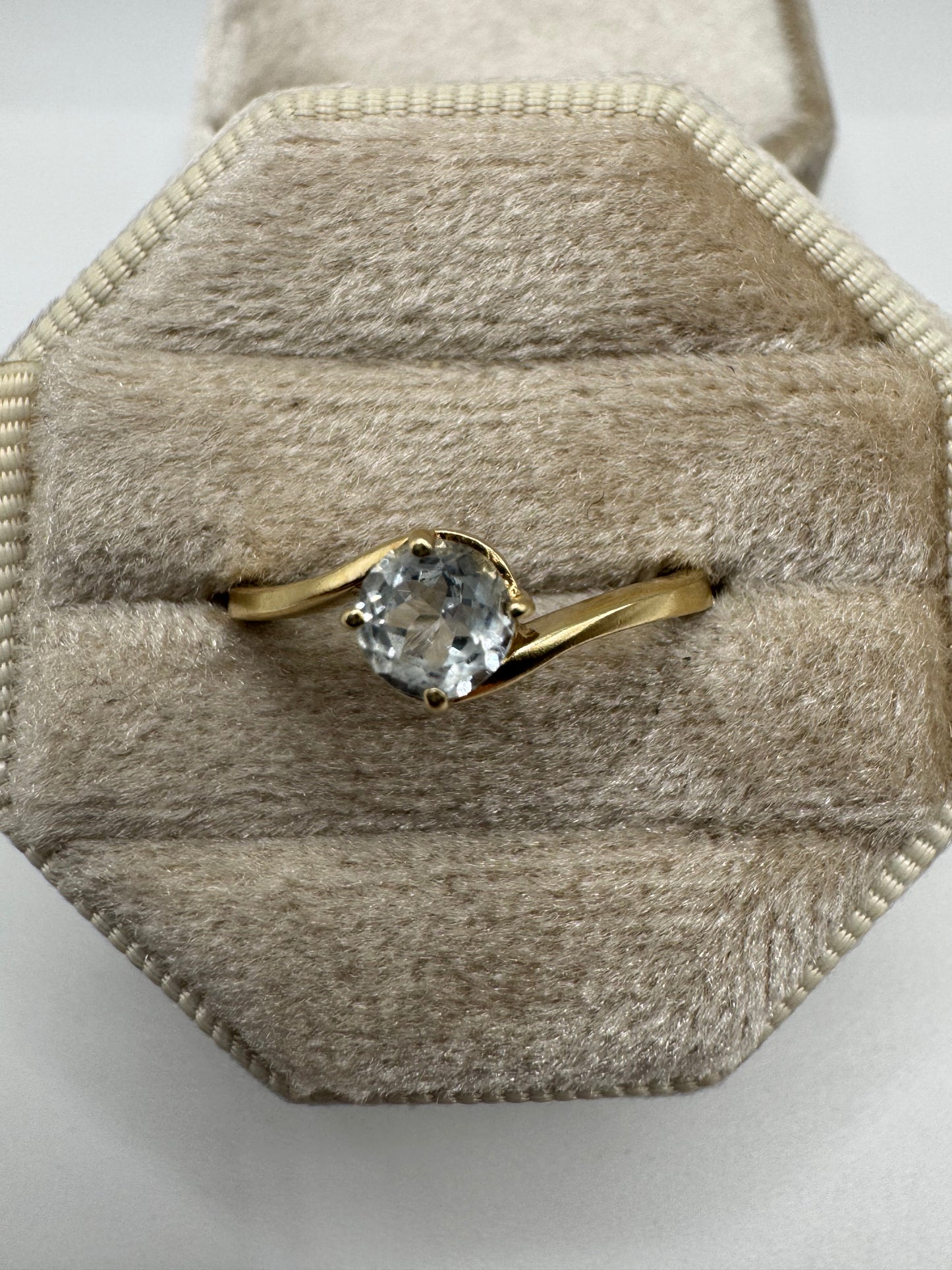 9ct gold aquamarine ring