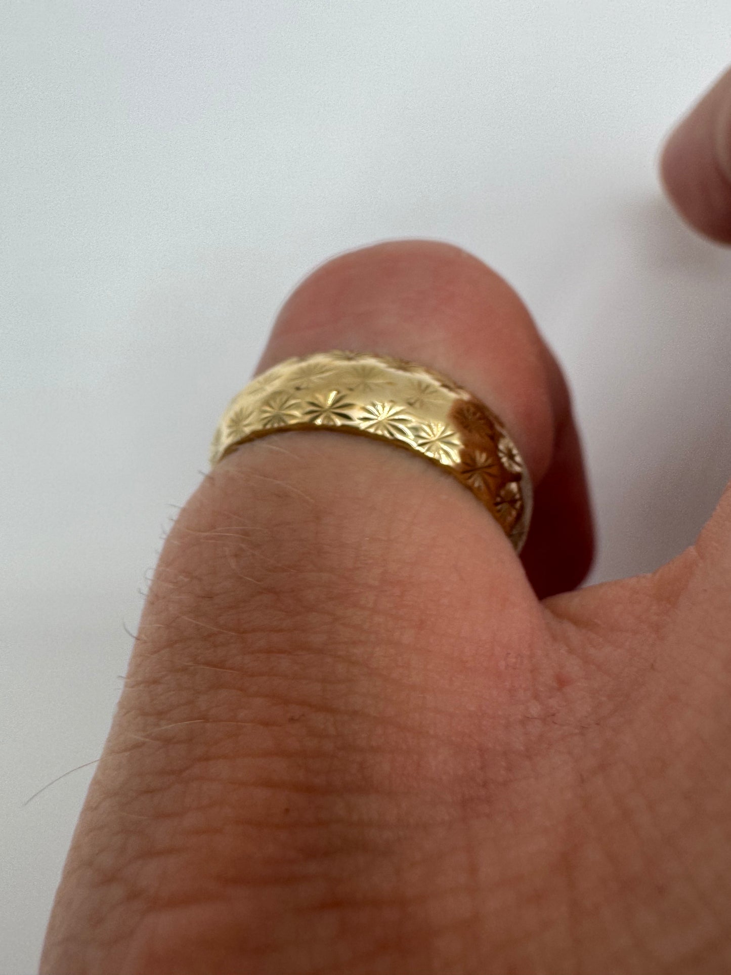9ct gold patterned band