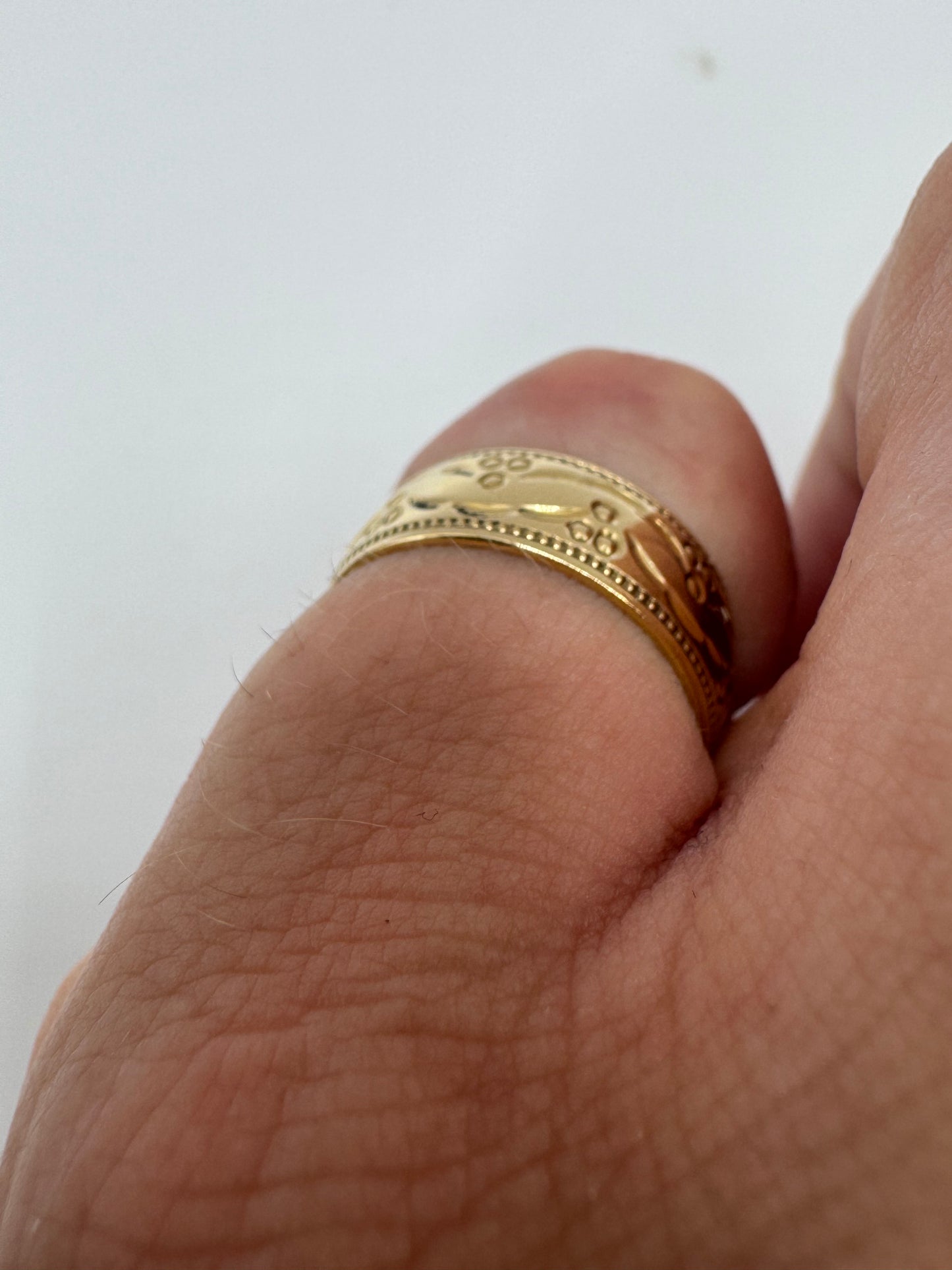 9ct gold patterned band