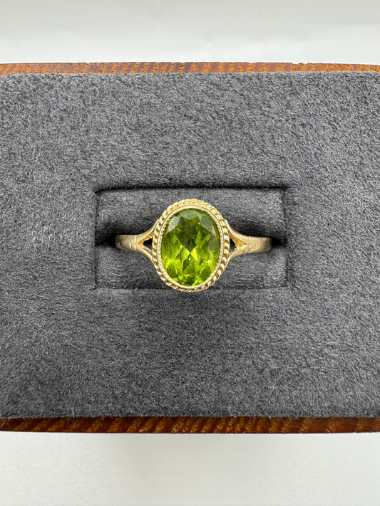 9ct gold peridot ring