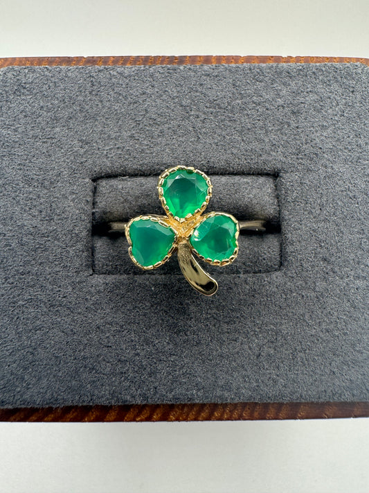 9ct gold green agate shamrock ring