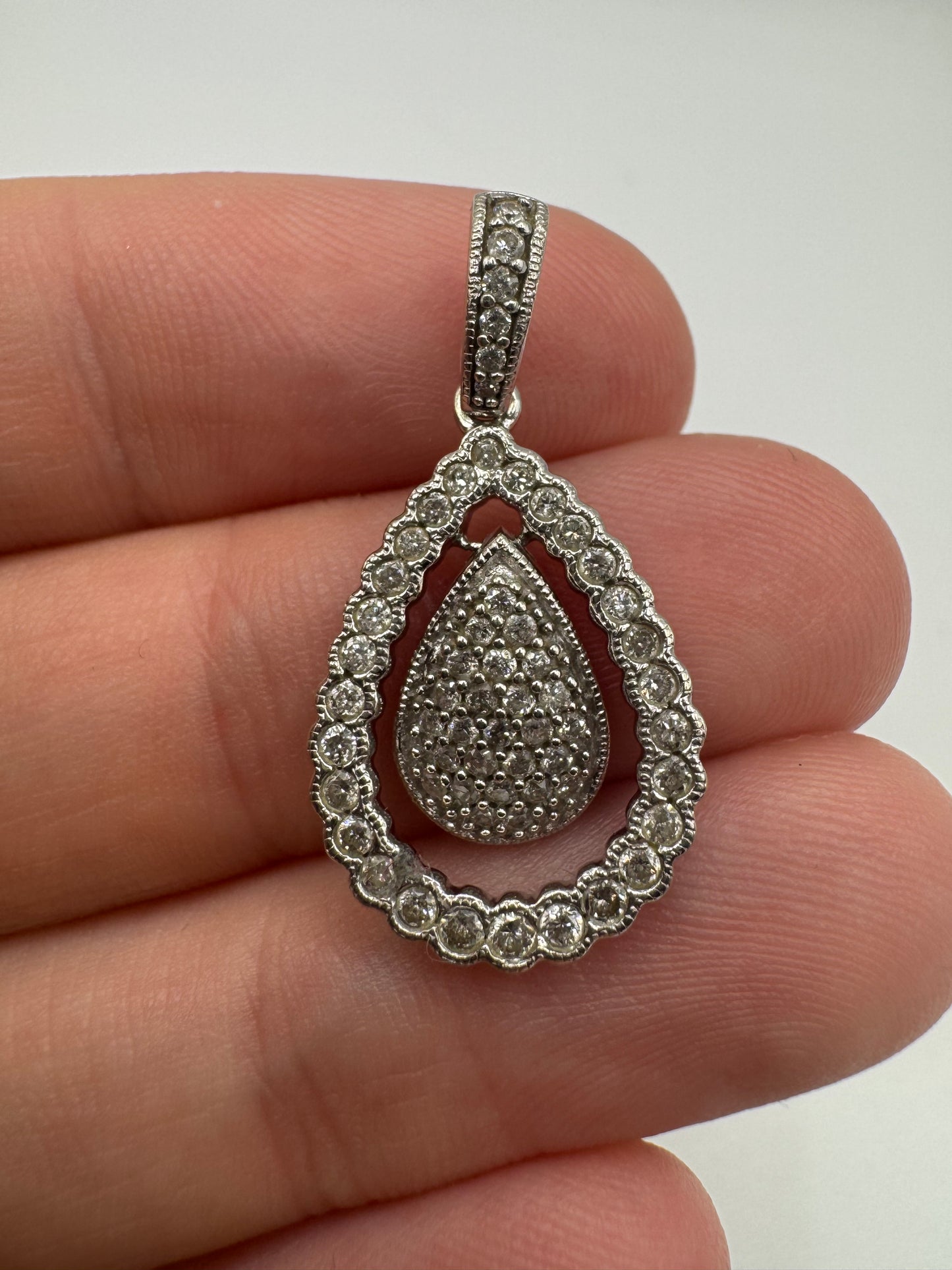 9ct white gold 0.6ct diamond teardrop pendant