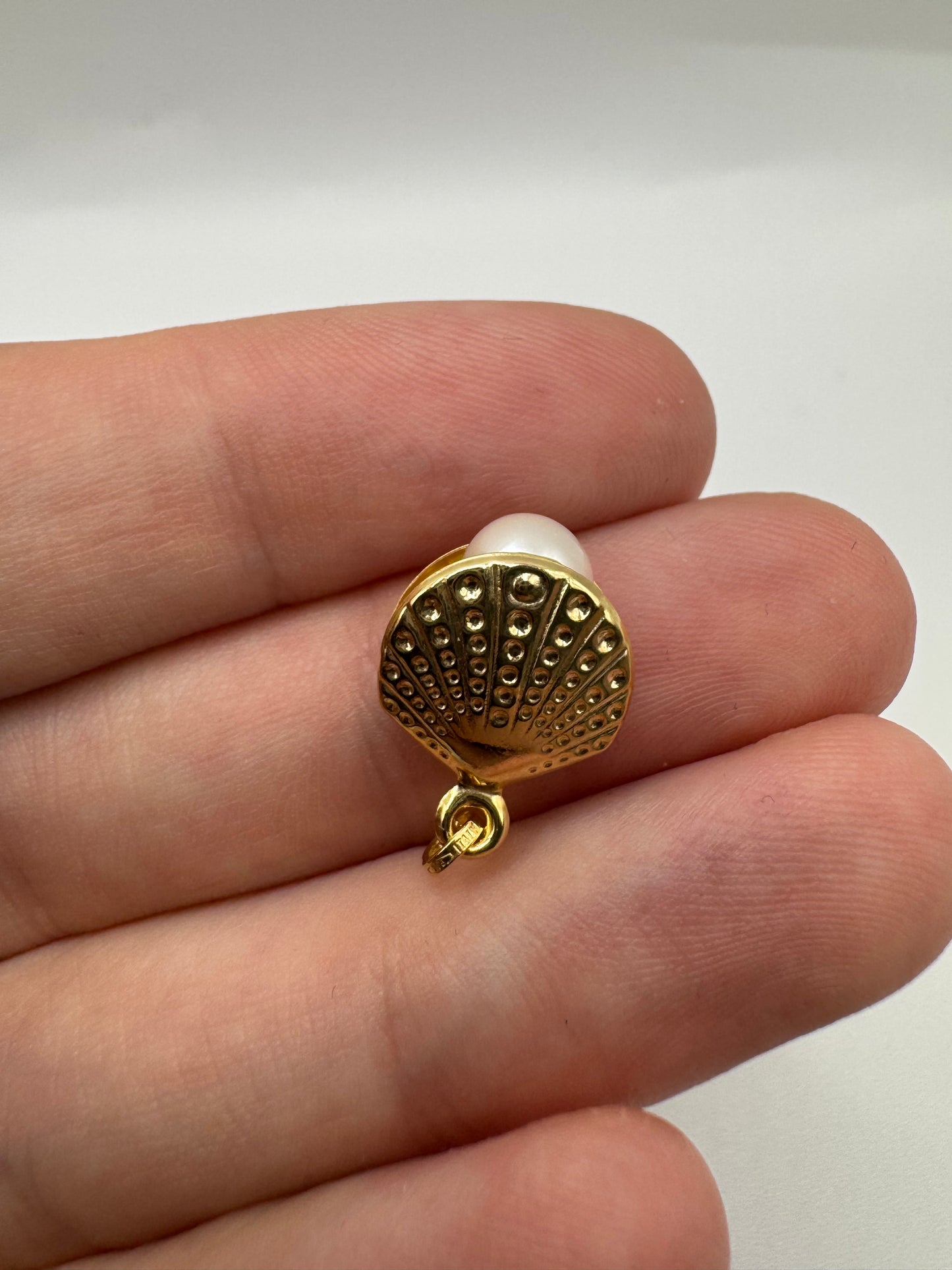 9ct gold pearl oyster shell charm