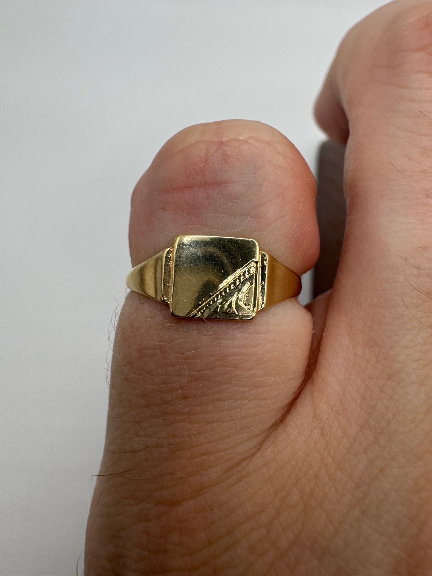 9ct gold engraved signet ring