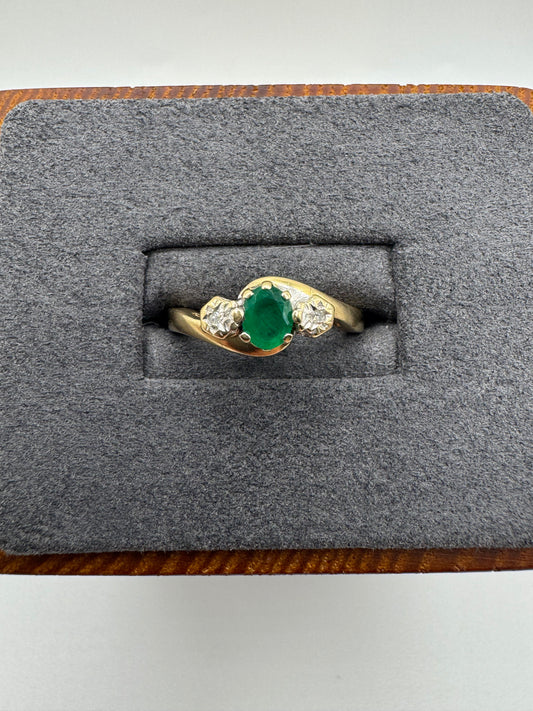 9ct gold green agate and diamond ring