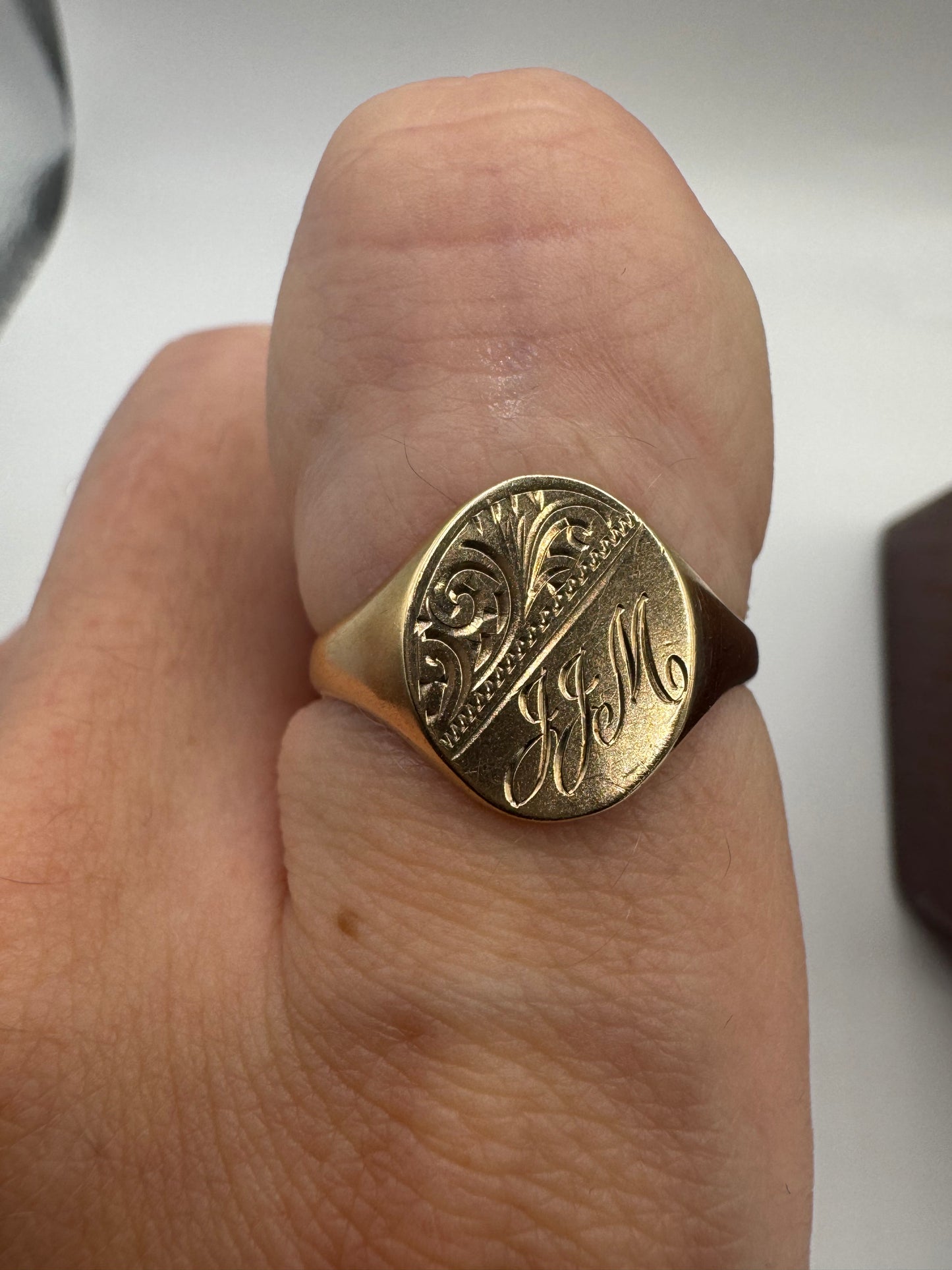 9ct gold engraved signet ring