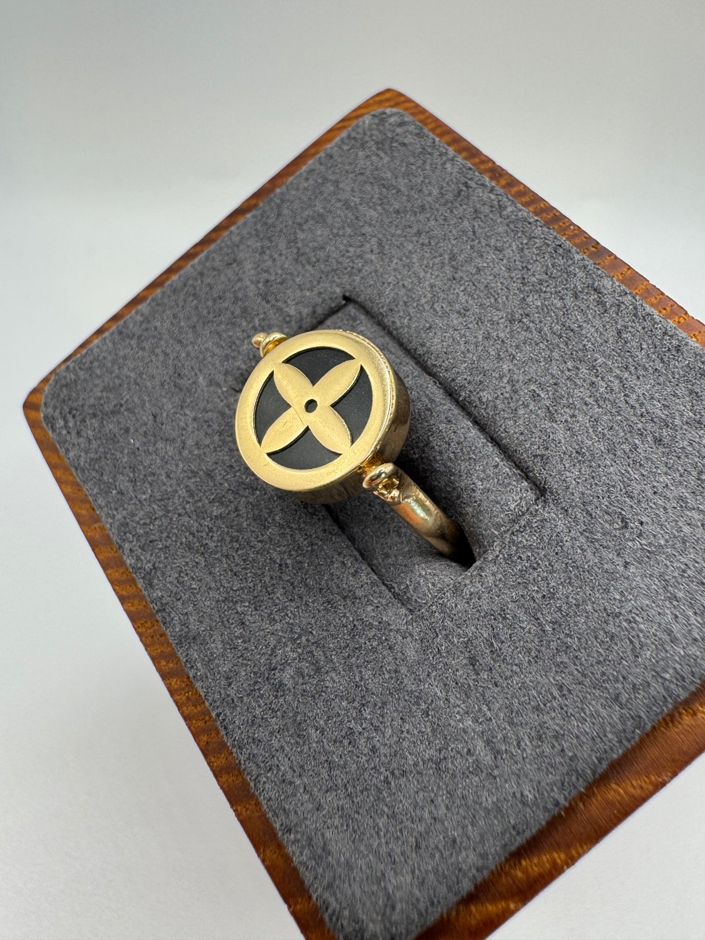 18ct gold enamelled cross spinning ring