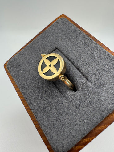 18ct gold enamelled cross spinning ring