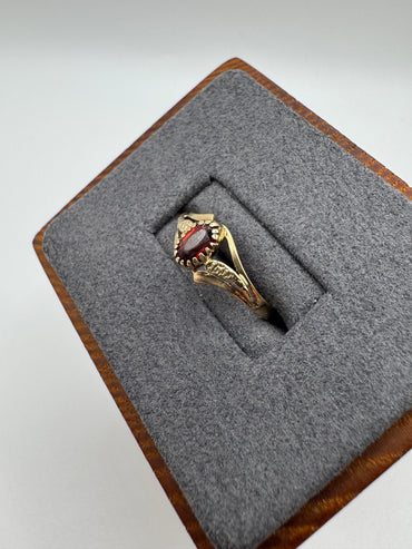 9ct gold garnet ring