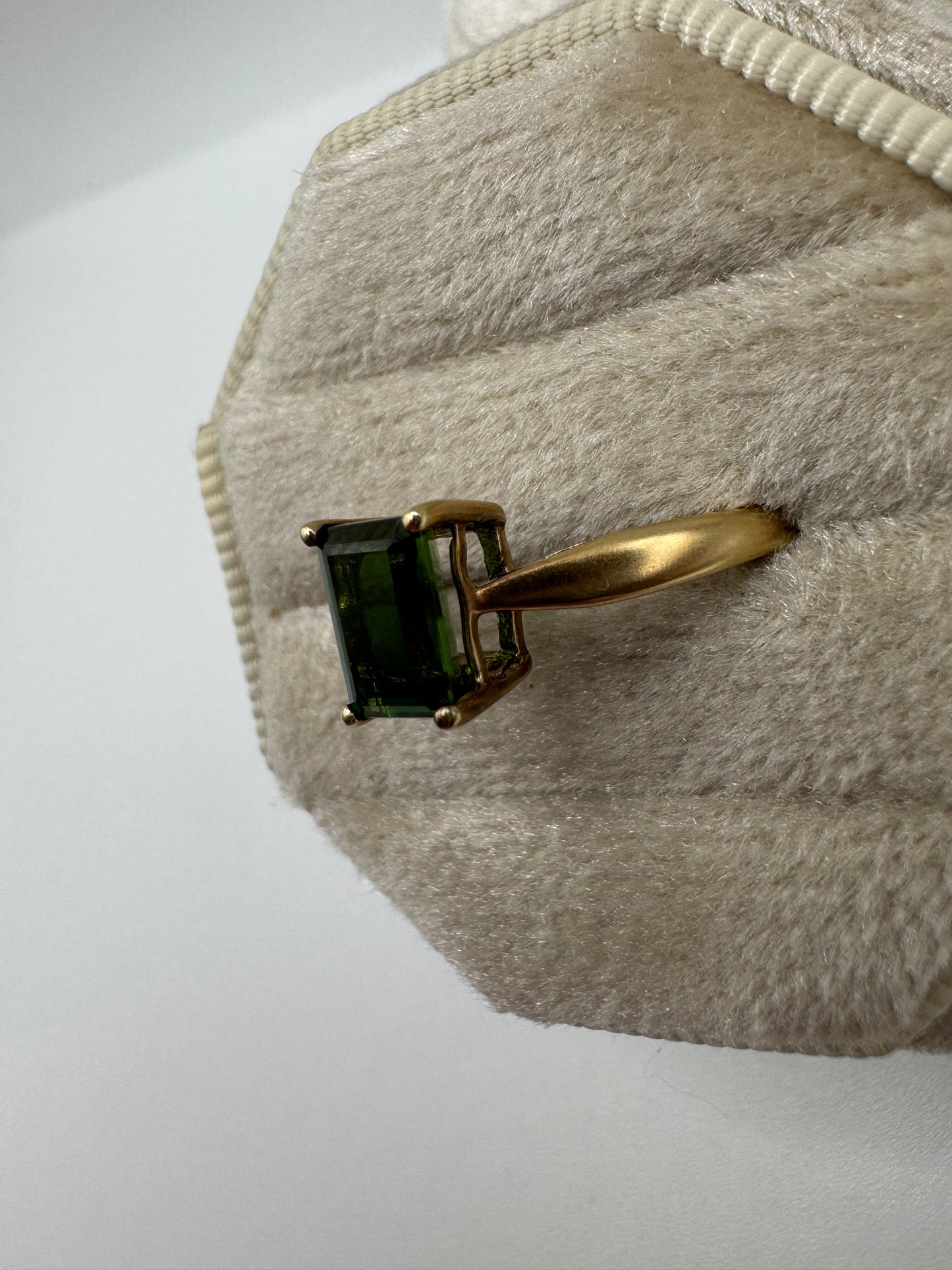 9ct gold green tourmaline ring