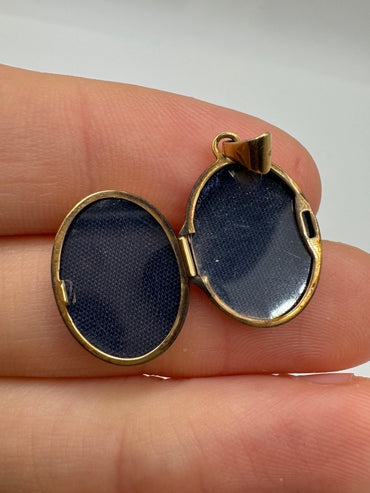 9ct gold engraved locket