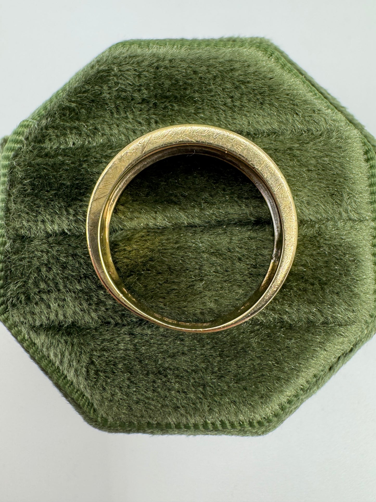 9ct gold patterned diamond ring