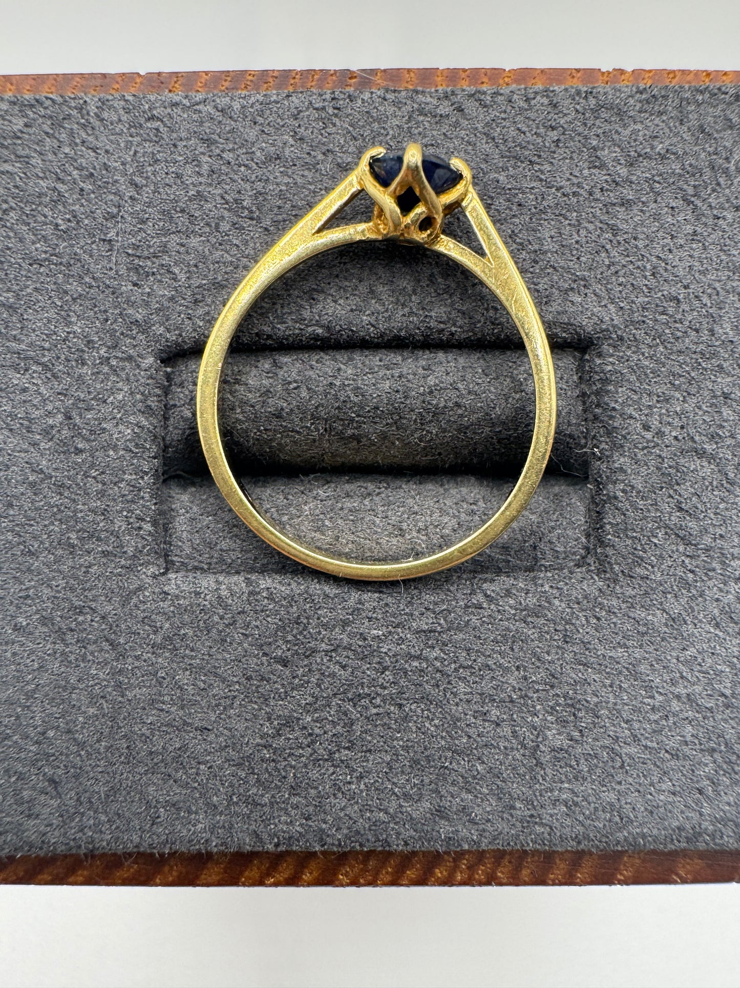 18ct gold sapphire ring