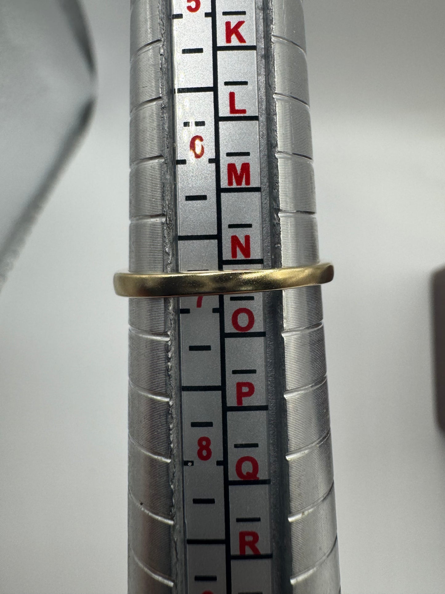 9ct gold diamond ring (inc yellow diamonds)