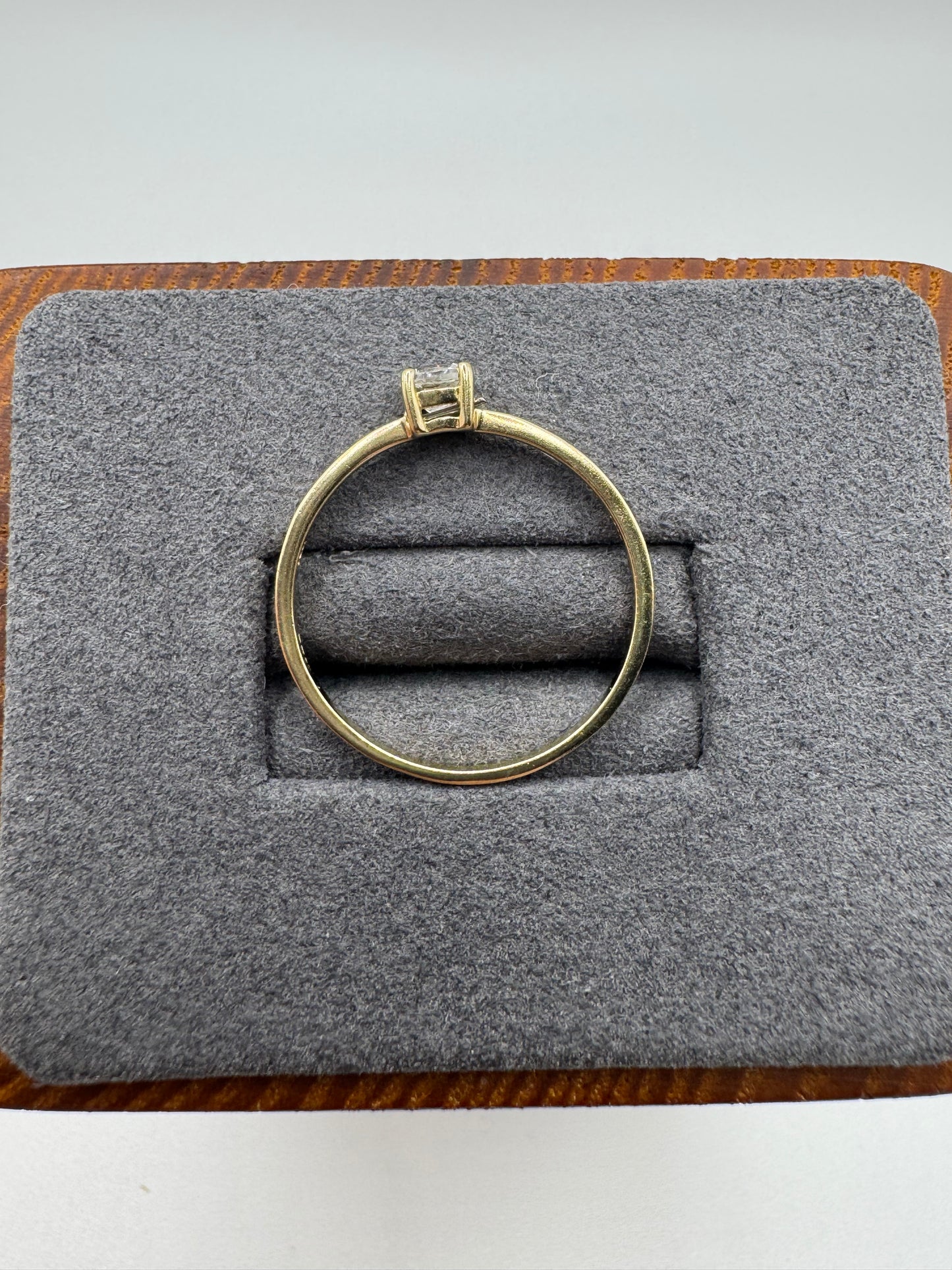 9ct gold zircon ring