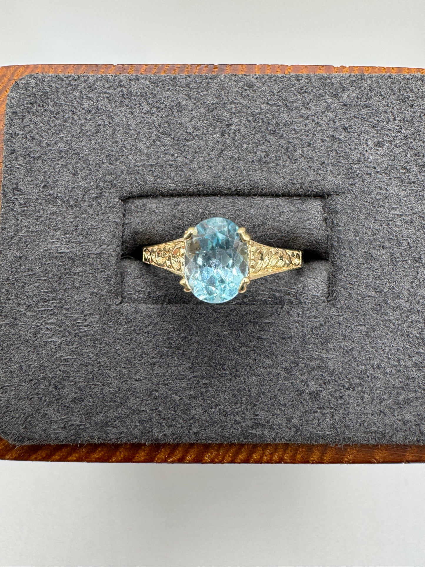 9ct gold blue topaz ring