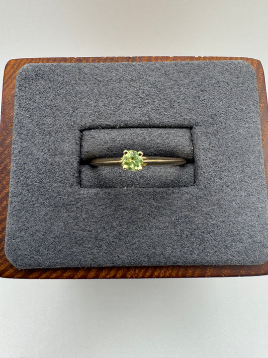 9ct gold peridot ring