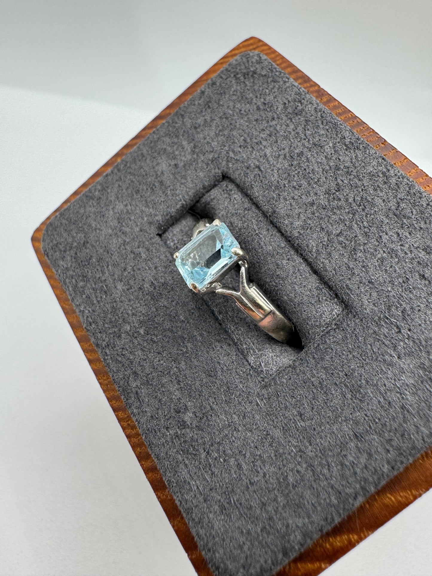 9ct white gold topaz ring