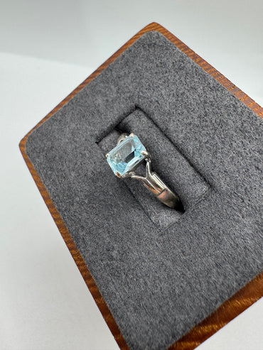 9ct white gold topaz ring