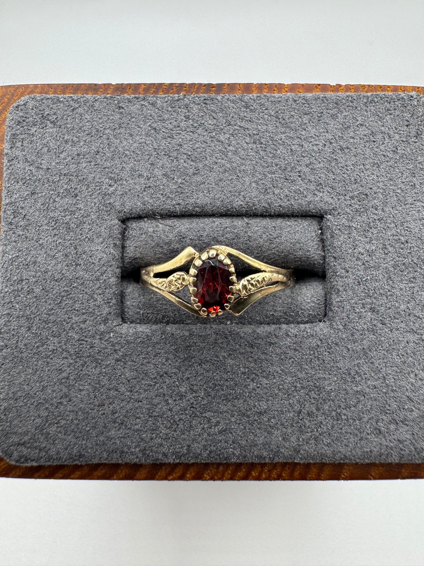9ct gold garnet ring
