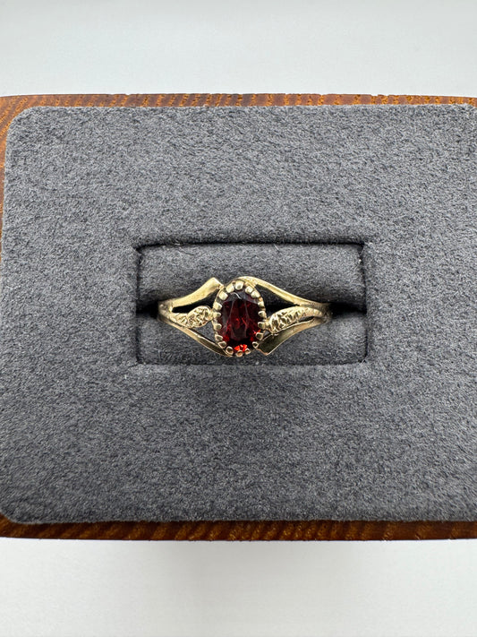9ct gold garnet ring