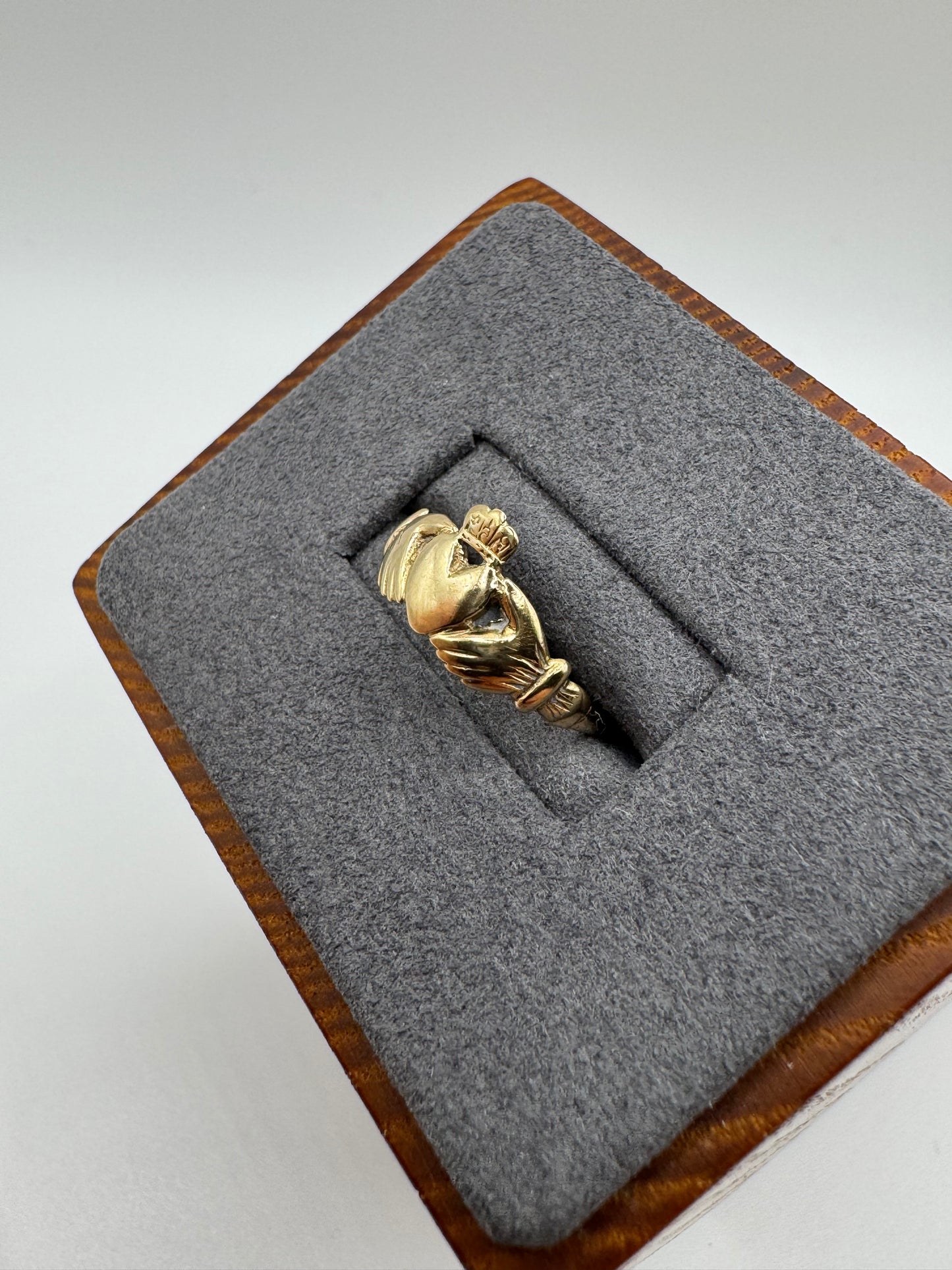 9ct gold claddagh ring