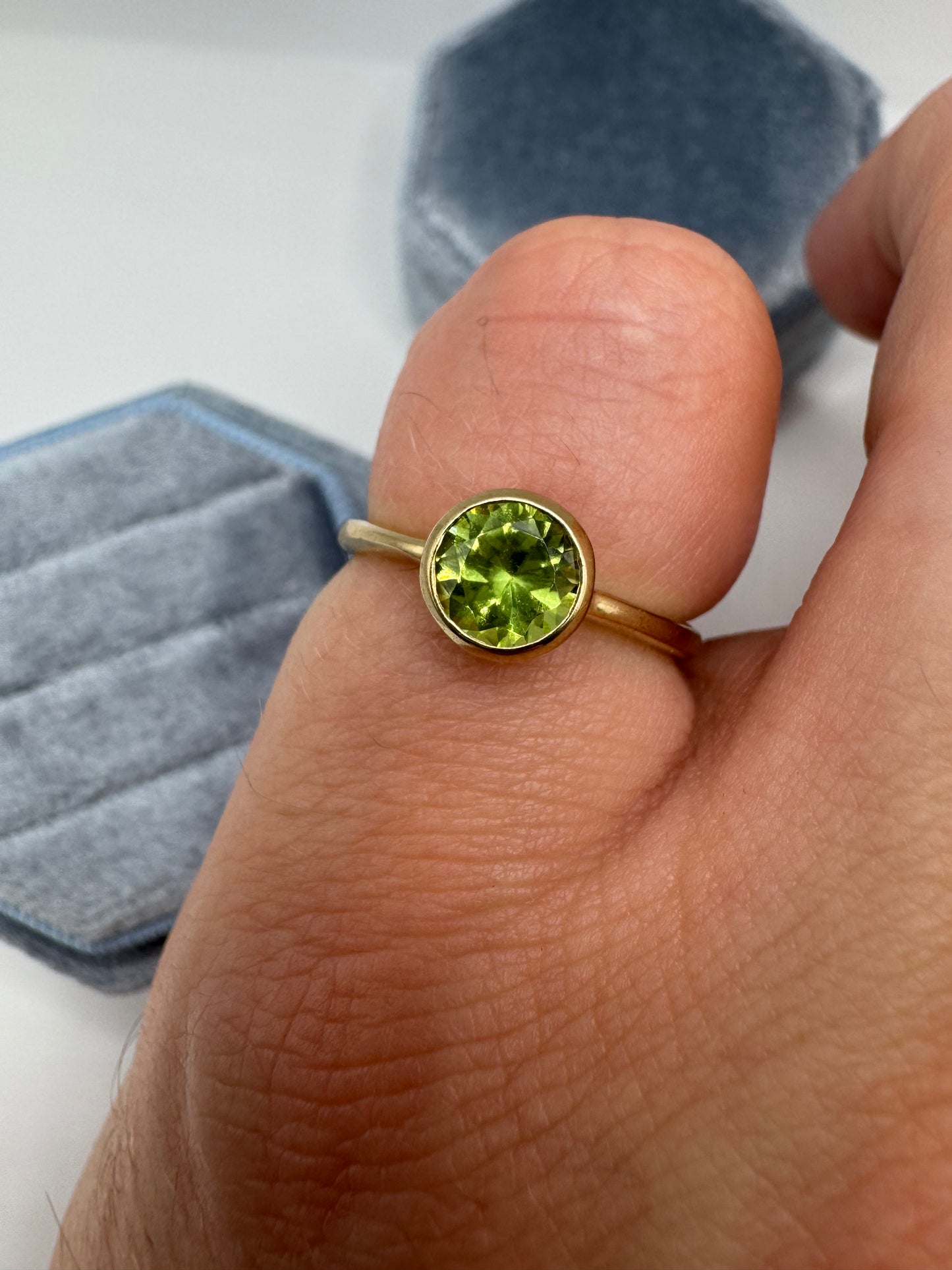 9ct gold peridot ring
