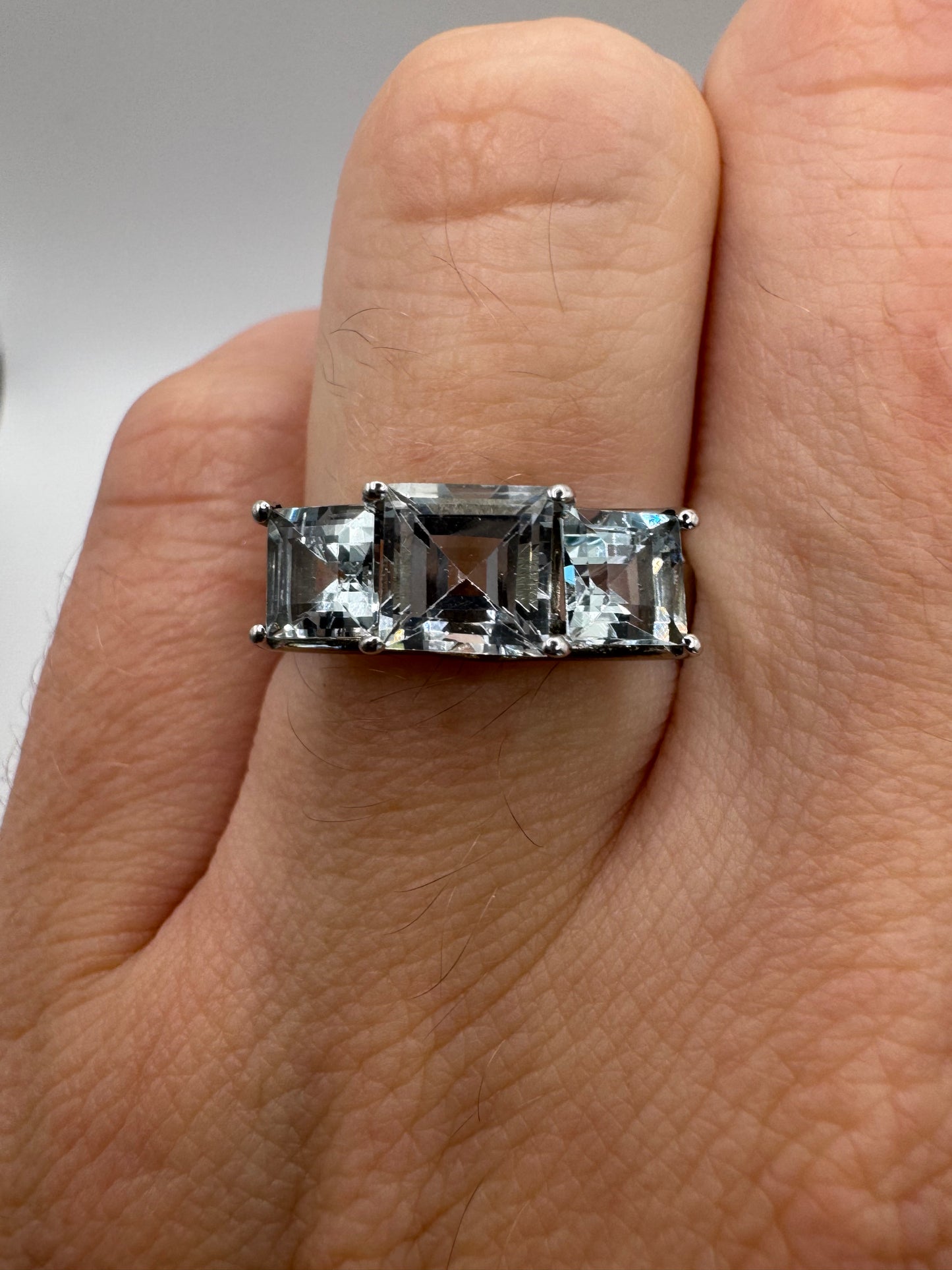 9ct white gold aquamarine ring