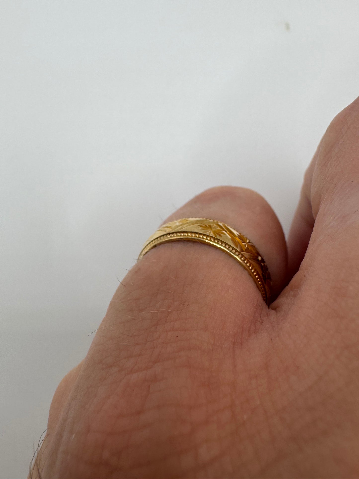 9ct gold patterned band