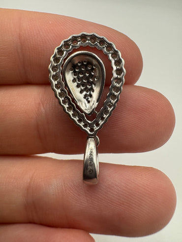 9ct white gold 0.6ct diamond teardrop pendant