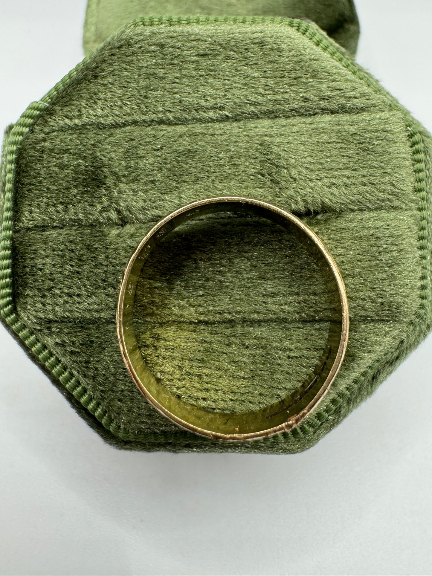9ct gold patterned band