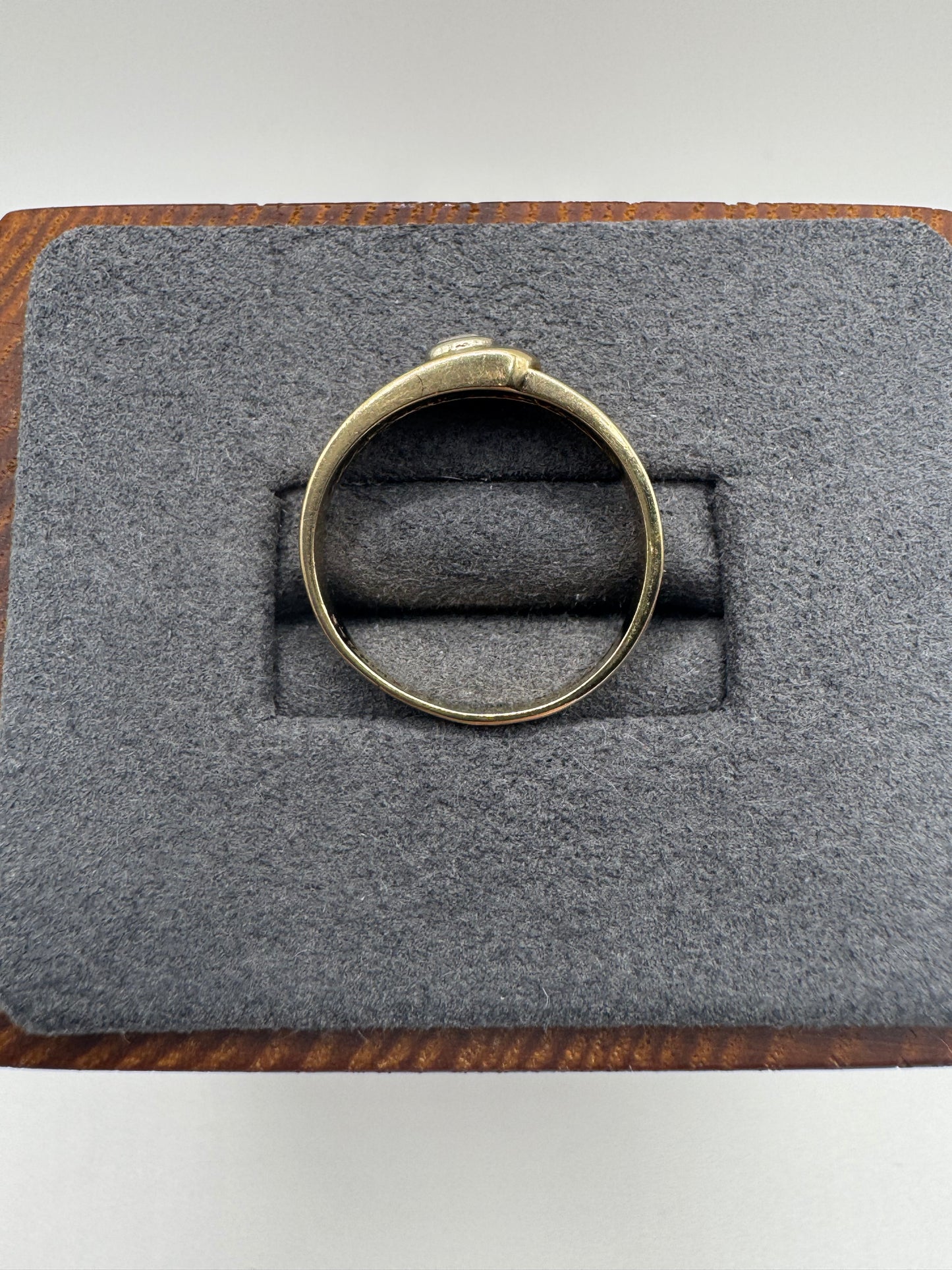 9ct gold cz signet ring