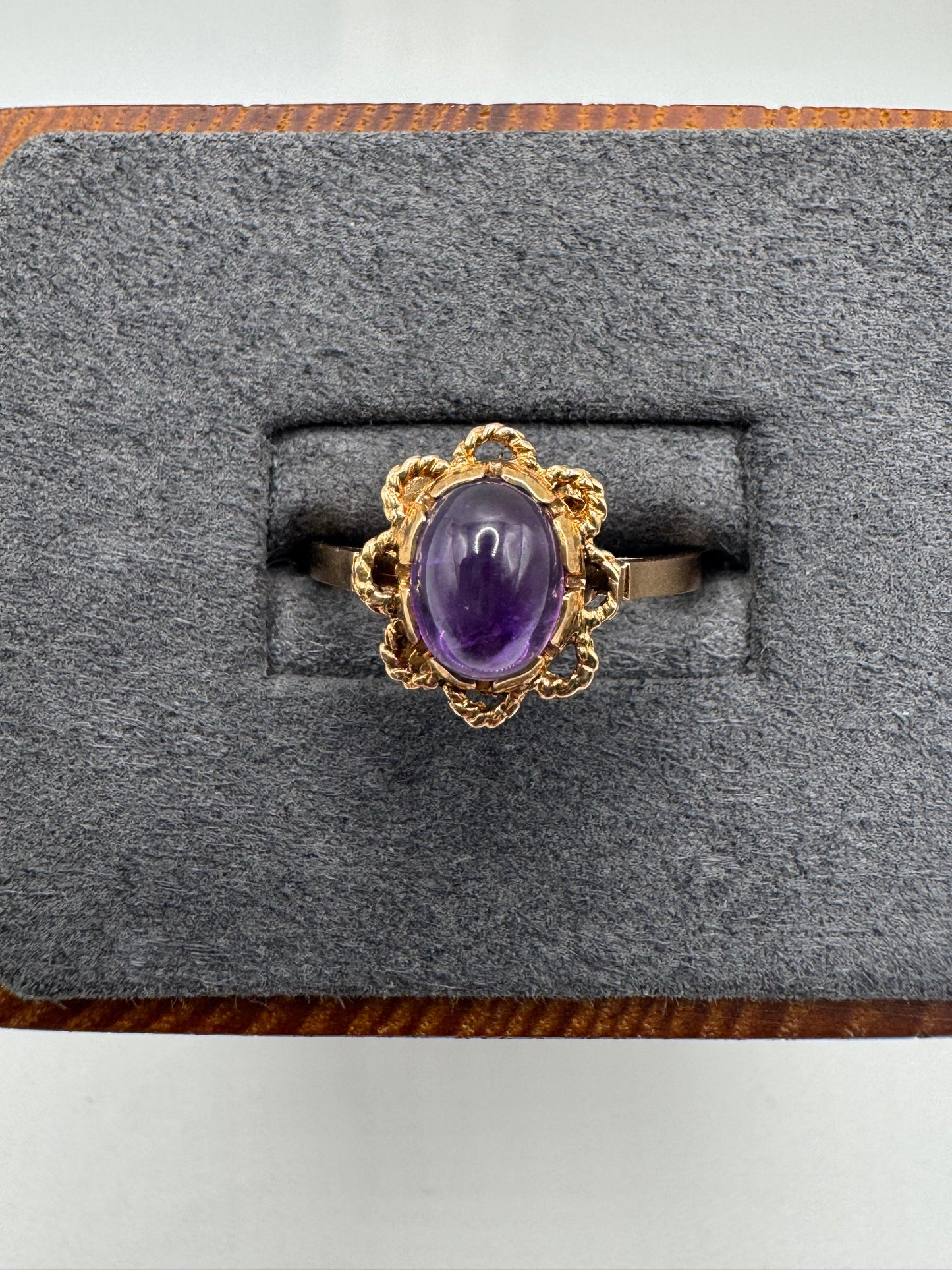 9ct gold cabochon amethyst ring