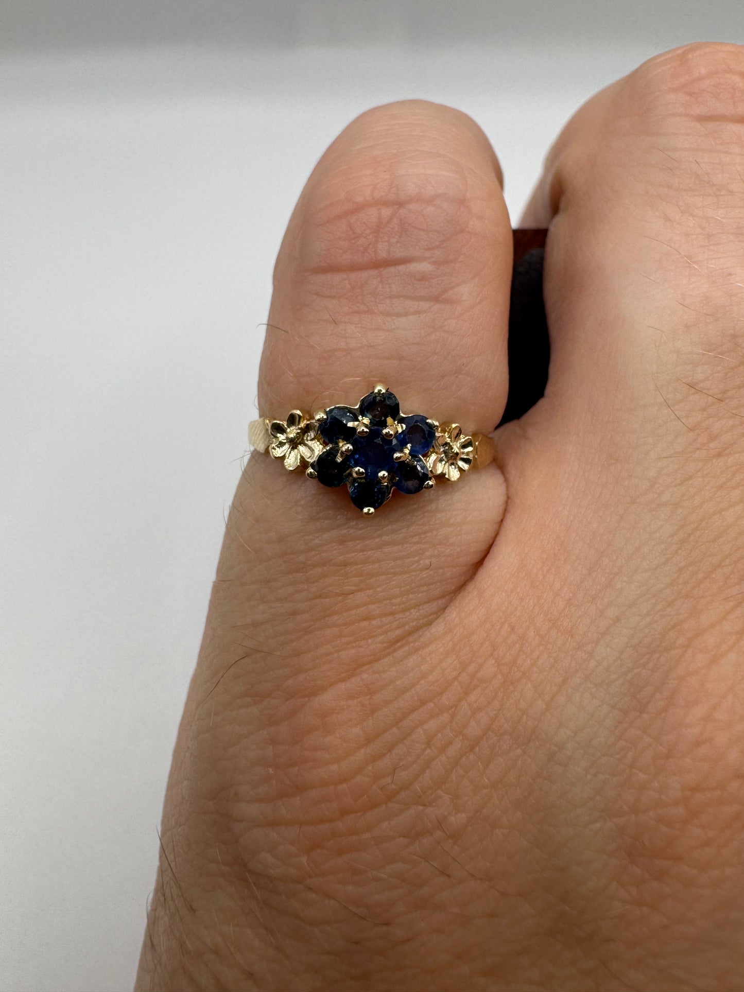 9ct gold sapphire cluster ring